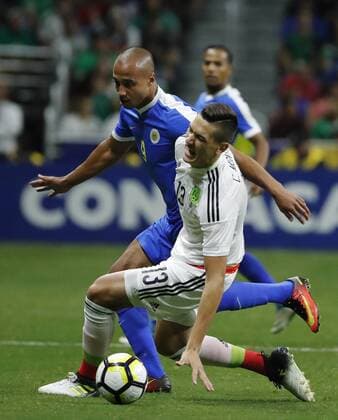 Bilder des Tages - SPORT Mexico s César Montes (front) vies for the ball with Gino van Kessel of Curacao during a Gold Cup match between Mexico and Curacao held at Alamodome Stadium in San Antonio, Texas, USA, 16 July 2017. MEXICO VS. CURACAO !ACHTUNG: NUR REDAKTIONELLE NUTZUNG!  Copyright: xJOSExMENDEZx JME031 20170717-636358574327076152