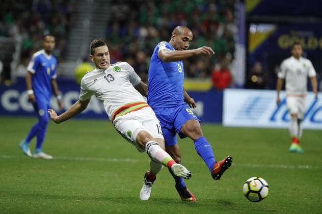 Mexico s Cesar Montes (L) vies for the ball with Gino van Kessel (R) of Curacao during a Gold Cup match between Mexico and Curacao held at Alamodome Stadium in San Antonio, Texas, USA, 16 July 2017. MEXICO VS. CURACAO !ACHTUNG: NUR REDAKTIONELLE NUTZUNG!  Copyright: xJOSExMENDEZx JME031 20170717-636358574946248090