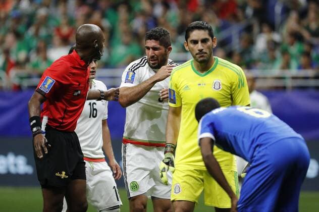Mexico s Jair Pereira (C) speaks with referee Kimbell Ward (L) during a Gold Cup match between Mexico and Curacao held at Alamodome Stadium in San Antonio, Texas, USA, 16 July 2017. MEXICO VS. CURACAO !ACHTUNG: NUR REDAKTIONELLE NUTZUNG!  Copyright: xJOSExMENDEZx JME031 20170717-636358576218600402