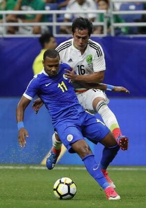 Mexico s Jorge Hernandez (R) vies for the ball with Gevaro Nepomuceno (L) of Curacao during a Gold Cup match between Mexico and Curacao held at Alamodome Stadium in San Antonio, Texas, USA, 16 July 2017. MEXICO VS. CURACAO !ACHTUNG: NUR REDAKTIONELLE NUTZUNG!  Copyright: xJOSExMENDEZx JME031 20170717-636358576233108588