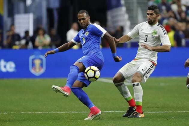 Mexico s Jair Pereira (R) vies for the ball with Gevaro Nepomuceno (L) of Curacao during a Gold Cup match between Mexico and Curacao held at Alamodome Stadium in San Antonio, Texas, USA, 16 July 2017. MEXICO VS. CURACAO !ACHTUNG: NUR REDAKTIONELLE NUTZUNG!  Copyright: xJOSExMENDEZx JME031 20170717-636358612228240374
