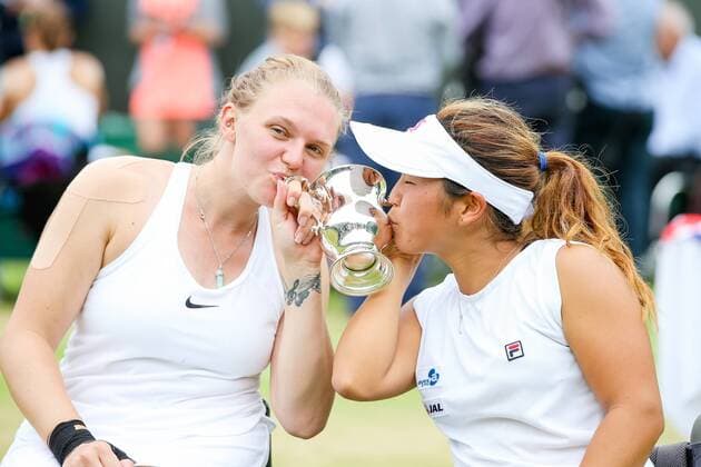 Themen der Woche - SPORT Bilder des Tages - SPORT Yui Kamiji (JPN), Jordanne Whiley (GBR), JULY 16, 2017 - Tennis : Yui Kamiji of Japan and Jordanne Whiley of Great Britain kiss the trophy after winning the Women s wheelchair doubles final match of the Wimbledon Lawn Tennis Championships against Marjolein Buis and Diede De Groot of the Netherlands at the All England Lawn Tennis and Croquet Club in London, England. Noxthirdxpartyxsales  (mdga016982)