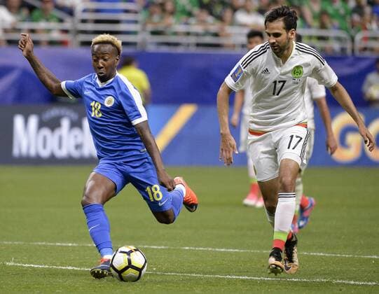 Fußball, Gold Cup, Jamaica - El Salvador Curacao forward Elson Hooi (L) takes control of the ball ahead of Mexico defender Raul Lopez during the second half of a CONCACAF Gold Cup soccer match between Jamaica and El Salvador at Alamodome estadium in San Antonio 16 July 2017. JAMAICA - EL SALVADOR !ACHTUNG: NUR REDAKTIONELLE NUTZUNG!  Copyright: xDarrenxAbatex SAN01 20170717-636358654258223960