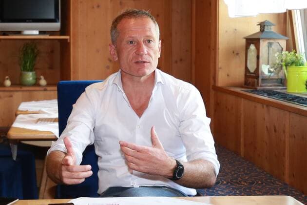 17.07.2017, xkvx, Fussball 1.Bundesliga, TSG 1899 Hoffenheim Trainingslager in Windischgarsten Oesterreich, emspor v.l. Geschaefsfuehrer Dr. Peter Goerlich (TSG 1899 Hoffenheim) im Gespraech mit den Journalisten Presserunde Windischgarsten