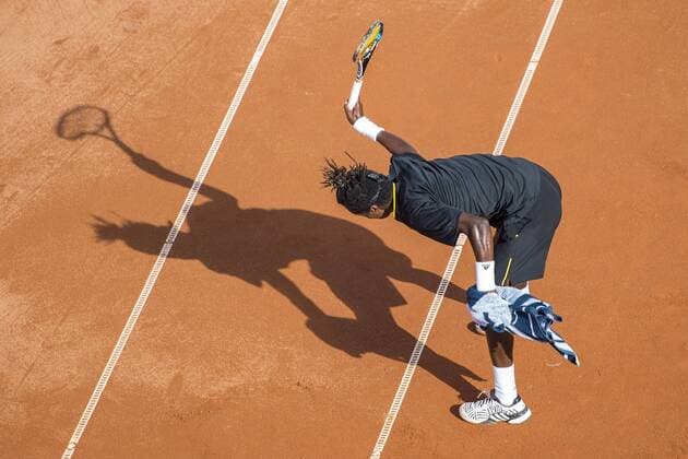 Bilder des Tages - SPORT 170717 Mikael Ymer, Sverige, deppar och kastar sitt rack under dag 2 av Swedish Open den 17 juli 2017 i Bastad.  Copyright: MATHILDAxAHLBERG BB170717MA045