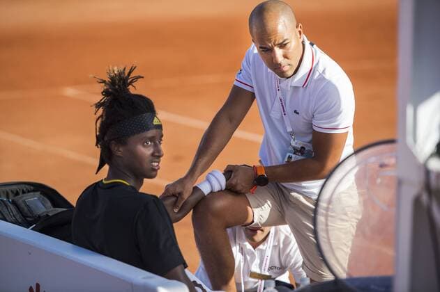 170717 Mikael Ymer, Sverige, far behandling under dag 2 av Swedish Open den 17 juli 2017 i Bastad.  Copyright: MATHILDAxAHLBERG BB170717MA064