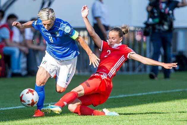 ROTTERDAM, 17-07-2017 , EK Vrouwenvoetbal 2017 , Women s Euro 2017 , Groepswedstrijd Italie - Rusland , Sparta Stadion het Kasteel , Speelster van Rusland Natalya Solodkaya (r) maakt tackle op Speelster van Italie Melania Gabbiadini (l) Italie - Rusland  Copyright: xKayxIntxVeenx 1649030