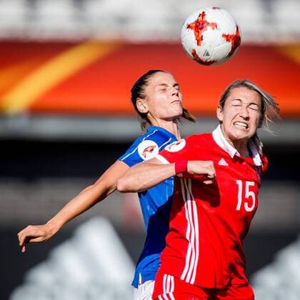 Bilder des Tages - SPORT ROTTERDAM, 17-07-2017 , EK Vrouwenvoetbal 2017 , Women s Euro 2017 , Groepswedstrijd Italie - Rusland , Sparta Stadion het Kasteel , Speelster van Italie Daniela Stracchi (l) in duel met Speelster van Rusland Elena Danilova (r) Italie - Rusland  Copyright: xKayxIntxVeenx 1649034