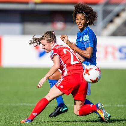 ROTTERDAM, 17-07-2017 , EK Vrouwenvoetbal 2017 , Women s Euro 2017 , Groepswedstrijd Italie - Rusland , Sparta Stadion het Kasteel , Speelster van Italie Sara Gama (r) in duel met Speelster van Rusland Margarita Chernomyrdina (l) Italie - Rusland  Copyright: xKayxIntxVeenx 1649038