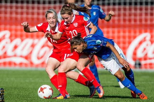 ROTTERDAM, 17-07-2017 , EK Vrouwenvoetbal 2017 , Women s Euro 2017 , Groepswedstrijd Italie - Rusland , Sparta Stadion het Kasteel , Speelster van Italie Elisa Bartoli (r) in duel met Speelster van Rusland Margarita Chernomyrdina (m) en Speelster van Rusland Elena Danilova (l) Italie - Rusland  Copyright: xKayxIntxVeenx 1649047