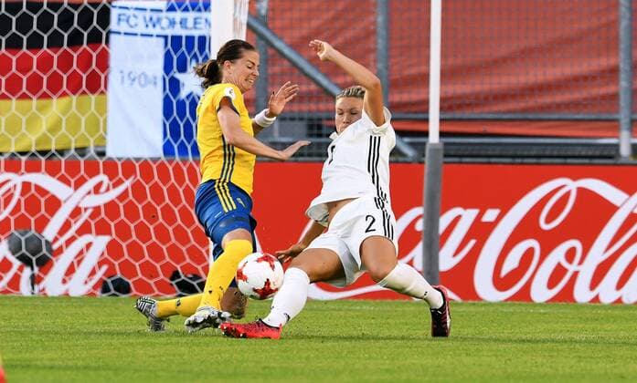 Fussball, Frauen, UEFA Europameisterschaft, EM 2017, Niederlande, Gruppe B, Rat Verlegh Stadion Breda, Deutschland - Schweden; Josephine Henning (GER), Lotta Schelin (SWE), Aktion.