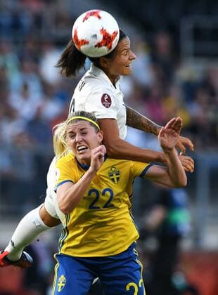 Fussball, Frauen, UEFA Europameisterschaft, EM 2017, Niederlande, Gruppe B, Rat Verlegh Stadion Breda, Deutschland - Schweden; Dzsenifer Marozsan (GER), Olivia Schough (SWE), Aktion.