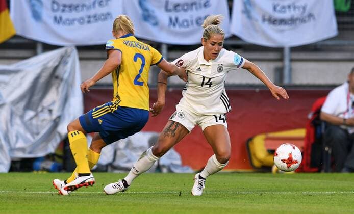 Fussball, Frauen, UEFA Europameisterschaft, EM 2017, Niederlande, Gruppe B, Rat Verlegh Stadion Breda, Deutschland - Schweden; Anne Blässe (GER), Joanna Andersson (SWE), Aktion.