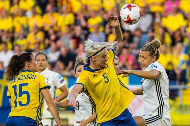 NLD, Breda, UEFA Women s Euro 2017 17.07.2017, Rat Verlegh Stadion, Breda, NLD, Breda, UEFA Women s Euro 2017 , im Bild picture shows Nilla Fischer (Schweden 5) gegen Josephine Henning (Deutschland 2), nordphotox xRauch nph00251