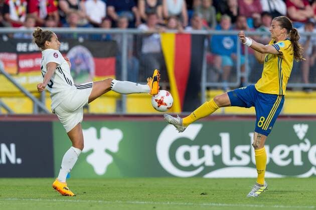Breda, Niederlande 17.07.2017, UEFA Frauen-EM, 2017, women s Euro 2017, Gruppe B, Deutschland - Schweden, Babett Peter (GER) und Lotta Schelin (SWE) im zweikampf, battle for the ball ( DeFodi001