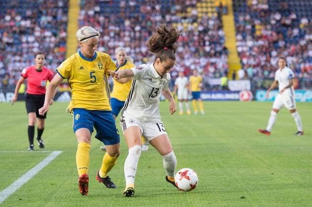 vl: Nilla Fischer (SWE), Sara Daebritz (GER) Vorrunde: Deutschland - Schweden in Breda am 17.07.2017. UEFA Fussball Frauen Europameisterschaft 2017 in den Niederlanden,