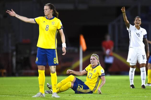 170717 Sveriges Olivia Schough har ont i fotbollsmatchen mellan Tyskland och Sverige under fotbolls-EM den 17 juli 2017 i Breda.  Copyright: CARLxSANDIN BB170717CS050