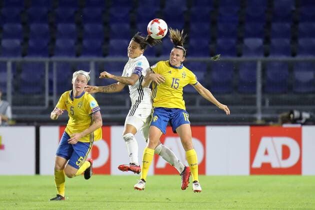 v.li.: Nilla Fischer (Schweden, 5), Dzsenifer Marozsan (DFB-Frauen, 10), Jessica Samuelsson (Schweden, 15), Kopfball, header, Aktion, Spielszene, Fussball, UEFA Women s EURO 2017, Deutschland - Schweden, xozx