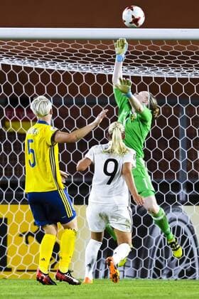 170717 Sveriges malvakt Hedvig Lindahl räddar malchans fran Tysklands Mandy Islacker i fotbollsmatchen mellan Tyskland och Sverige under fotbolls-EM den 17 juli 2017 i Breda.  Copyright: CARLxSANDIN BB170717CS073