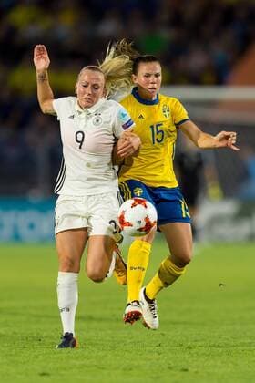 Breda, Niederlande 17.07.2017, UEFA Frauen-EM, 2017, women s Euro 2017, Gruppe B, Deutschland - Schweden, Mandy Islacker (GER) und Jessica Samuelsson (SWE) im zweikampf, battle for the ball ( DeFodi001