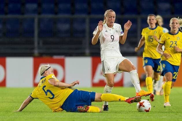Breda, Niederlande 17.07.2017, UEFA Frauen-EM, 2017, women s Euro 2017, Gruppe B, Deutschland - Schweden, Nilla Fischer (SWE) und Mandy Islacker (GER) im zweikampf, battle for the ball ( DeFodi001