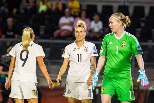 NLD, Breda, UEFA Women s Euro 2017 17.07.2017, Rat Verlegh Stadion, Breda, NLD, Breda, UEFA Women s Euro 2017 , im Bild picture shows Mandy Islacker (Deutschland 9) mit Anja Mittag (Deutschland 11) und Hedvig Lindahl (Schweden 1), nordphotox xRauch nph00251