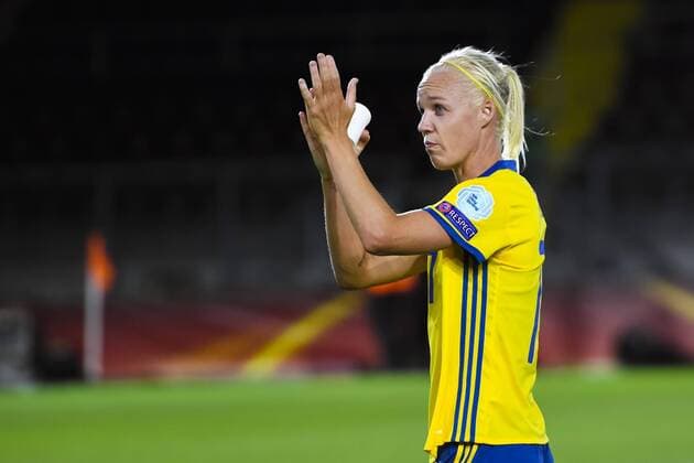 170717 Sveriges Caroline Seger tackar publiken efter fotbollsmatchen mellan Tyskland och Sverige under fotbolls-EM den 17 juli 2017 i Breda.  Copyright: CARLxSANDIN BB170717CS090