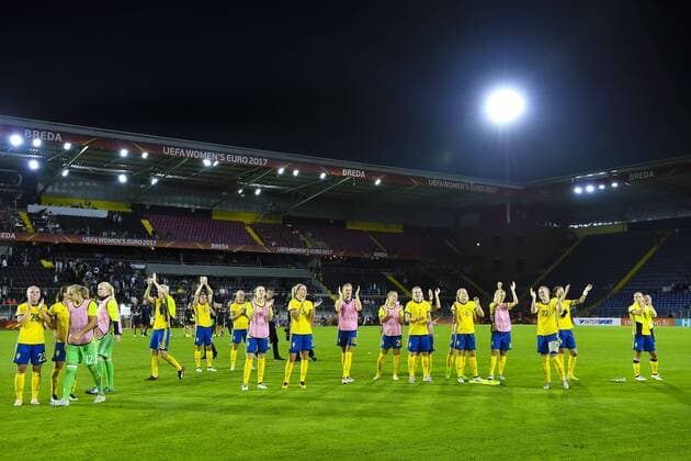 170717 Sveriges spelare tackar publiken efter fotbollsmatchen mellan Tyskland och Sverige under fotbolls-EM den 17 juli 2017 i Breda.  Copyright: CARLxSANDIN BB170717CS093