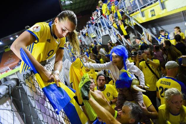 170717 Sveriges Kosovare Asllani skriver autografer efter fotbollsmatchen mellan Tyskland och Sverige under fotbolls-EM den 17 juli 2017 i Breda.  Copyright: CARLxSANDIN BB170717CS094