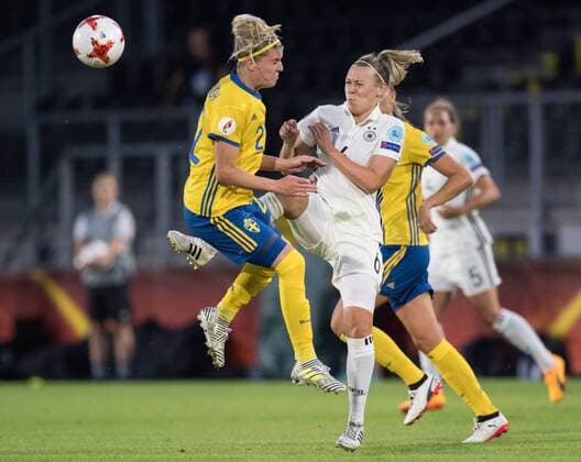 vl: Olivia Schough (SWE), Kristin Demann (GER) Vorrunde: Deutschland - Schweden in Breda am 17.07.2017. UEFA Fussball Frauen Europameisterschaft 2017 in den Niederlanden,
