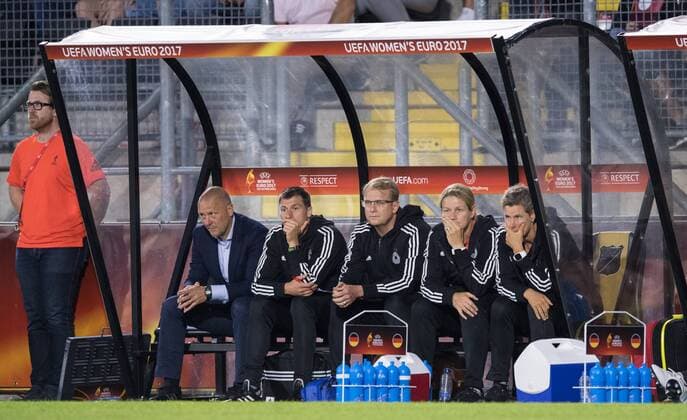 Trainerbank mit Assistenztrainer Markus Hoegner, Torwarttrainer Simon Panter, Carsten Lueg (Mannschaftsarzt), Angelika Steeger-Adams (Physiotherapeutin), Birgit Halsband (vl Physiotherapeutin alleGER) Vorrunde: Deutschland - Schweden in Breda am 17.07.2017. UEFA Fussball Frauen Europameisterschaft 2017 in den Niederlanden,