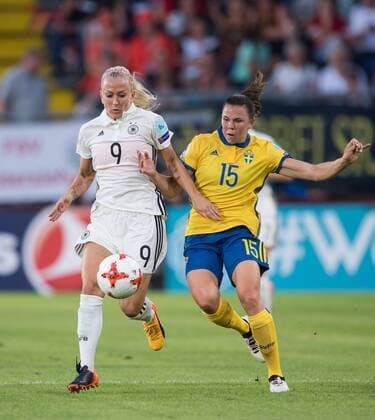 vl: Mandy Islacker (GER), Jessica Samuelsson (SWE) Vorrunde: Deutschland - Schweden in Breda am 17.07.2017. UEFA Fussball Frauen Europameisterschaft 2017 in den Niederlanden,