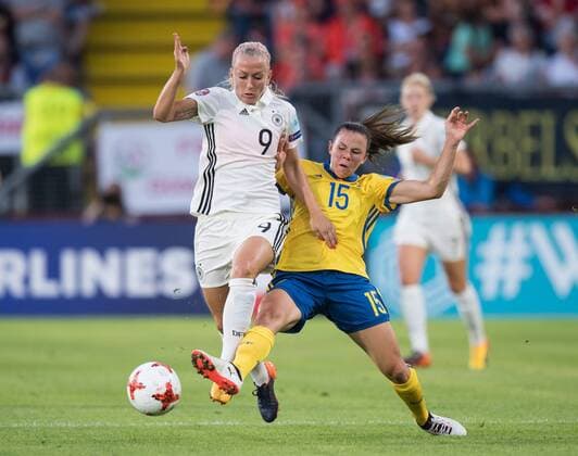 vl: Mandy Islacker (GER), Jessica Samuelsson (SWE) Vorrunde: Deutschland - Schweden in Breda am 17.07.2017. UEFA Fussball Frauen Europameisterschaft 2017 in den Niederlanden,