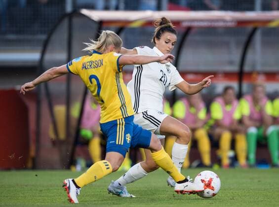 vl: Jonna Andersson (SWE), Lina Magull (GER) Vorrunde: Deutschland - Schweden in Breda am 17.07.2017. UEFA Fussball Frauen Europameisterschaft 2017 in den Niederlanden,