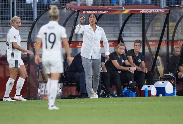 Cheftrainerin Steffi Jones (GER) gibt Anweisungen vom Spielfeldrand. Vorrunde: Deutschland - Schweden in Breda am 17.07.2017. UEFA Fussball Frauen Europameisterschaft 2017 in den Niederlanden,