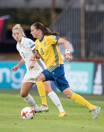 vl: Carolin Simon (GER), Lotta Schelin (SWE) Vorrunde: Deutschland - Schweden in Breda am 17.07.2017. UEFA Fussball Frauen Europameisterschaft 2017 in den Niederlanden,