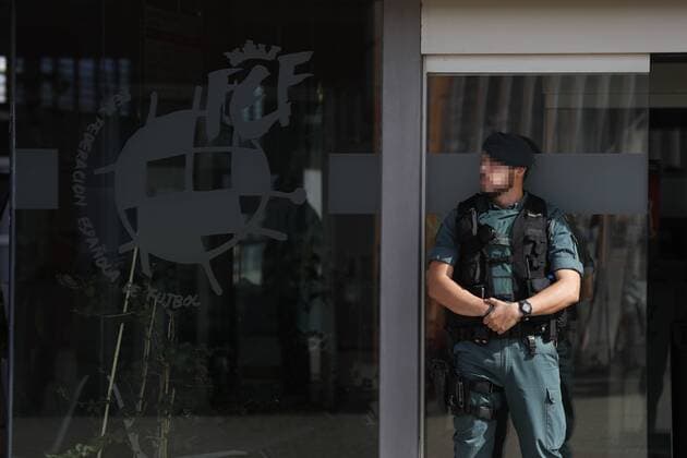 A Spanish Civil Guard officers stands guard outside Spanish Soccer Federation (RFEF) s headquarters during a search in Soccer City, in Las Rozas, outside Madrid, Spain, 18 July 2017, as part of an anti-corruption operation ruled by Audiencia Nacional court. Authorities arrested RFEF s President, Angel Maria Villar, according to investigation sources. RFEF s Financial Deputy President, Juan Padron, and Villar s son Gorka Villar were arrested too. They are acussed of misappropriation of funds andcorruption, among others. Spanish Soccer Federation s President, Angel Maria Villar, arrested as part police operation against corruption !ACHTUNG: NUR REDAKTIONELLE NUTZUNG! Copyright: xChemaxMoyax 20170718-636359730511132877