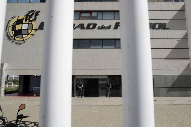 Two Spanish Civil Guard stand guard outside Spanish Soccer Federation (RFEF) s headquarters during a search in Soccer City, in Las Rozas, outside Madrid, Spain, 18 July 2017, as part of an anti-corruption operation ruled by Audiencia Nacional court. Authorities arrested RFEF s President, Angel Maria Villar, according to investigation sources. RFEF s Financial Deputy President, Juan Padron, and Villar s son Gorka Villar were arrested too. They are acussed of misappropriation of funds andcorruption, among others. Spanish Soccer Federation s President, Angel Maria Villar, arrested as part police operation against corruption !ACHTUNG: NUR REDAKTIONELLE NUTZUNG! Copyright: xChemaxMoyax 20170718-636359756941999899