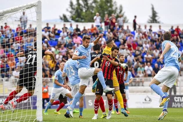 170718 Malmö FFs Markus Rosenberg och Vardars malvakt Filip Gachevski under en fotbollsmatch mellan Vardar och Malmö FF i kvalet till Champions League den 18 juli 2017 i Strumica.  Copyright: PETTERxARVIDSON BB170718PA045