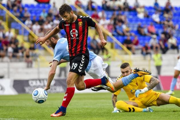 170718 Malmö FFs Jo Inge Berget faller efter en situation med Vardars malvakt Filip Gachevski och Hovhanes Hambarxumjan vilket resulterar i straff under en fotbollsmatch mellan Vardar och Malmö FF i kvalet till Champions League den 18 juli 2017 i Strumica.  Copyright: PETTERxARVIDSON BB170718PA052