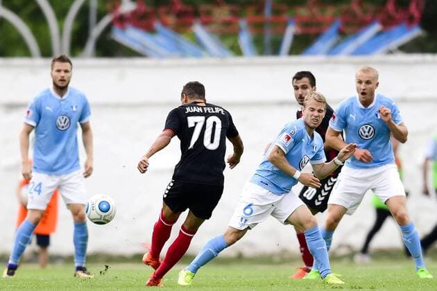 170718 Malmö FFs Oscar Lewicki försvarar mot Vardars Huan Felipe Ribeiro under en fotbollsmatch mellan Vardar och Malmö FF i kvalet till Champions League den 18 juli 2017 i Strumica.  Copyright: PETTERxARVIDSON BB170718PA059