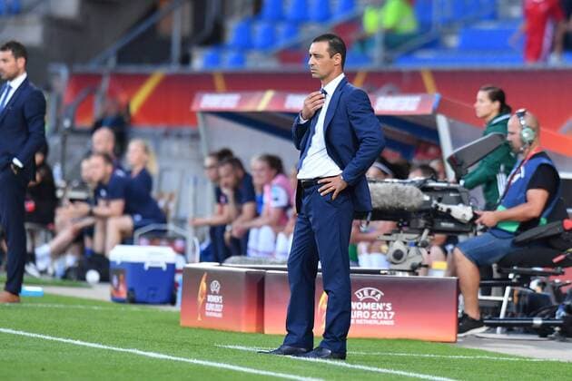 Olivier Echoufni (Trainer,Coach,Frankreich) an der Seitenlinie , beobachtet das Spiel, Fussball, UEFA Women s EURO 2017, Frankreich - Island, xmkx
