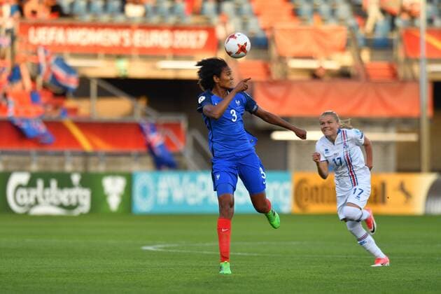 Wendie Renard (Frankreich, France) (3) mit Kopfball vor Agla Maria Albertsdottir (Island , Iceland) (17), Fussball, UEFA Women s EURO 2017, Frankreich - Island, xmkx