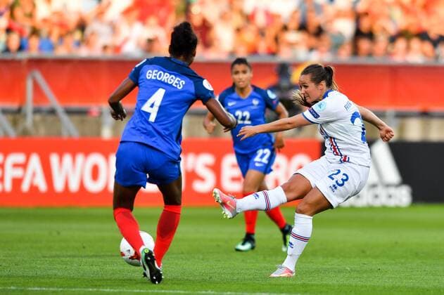 Fanndis Fridriksdottir (Island , Iceland) (23) beim Torschuss, Fussball, UEFA Women s EURO 2017, Frankreich - Island, xmkx
