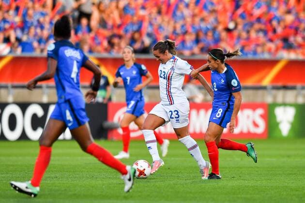 Zweikampf Fanndis Fridriksdottir (Island , Iceland) (23) Jessica Houara d Hommeaux (Frankreich, France) (8), Fussball, UEFA Women s EURO 2017, Frankreich - Island, xmkx