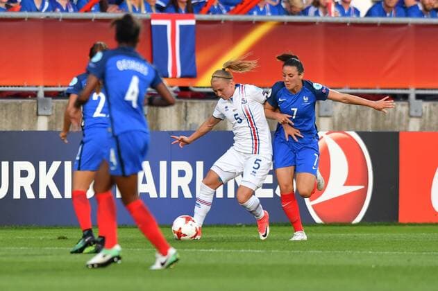 Zweikampf Clarisse Le Bihan (Frankreich, France) (7) Gunnhildur Yrsa Jonsdottir, Fussball, UEFA Women s EURO 2017, Frankreich - Island, xmkx