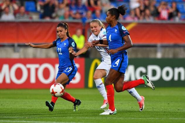 Zweikampf Sakina Karchaoui (Frankreich, France) (22) Hallbera Gudny Gisladottir (Island , Iceland) (11) Laura Georges (Frankreich, France) (4), Fussball, UEFA Women s EURO 2017, Frankreich - Island, xmkx
