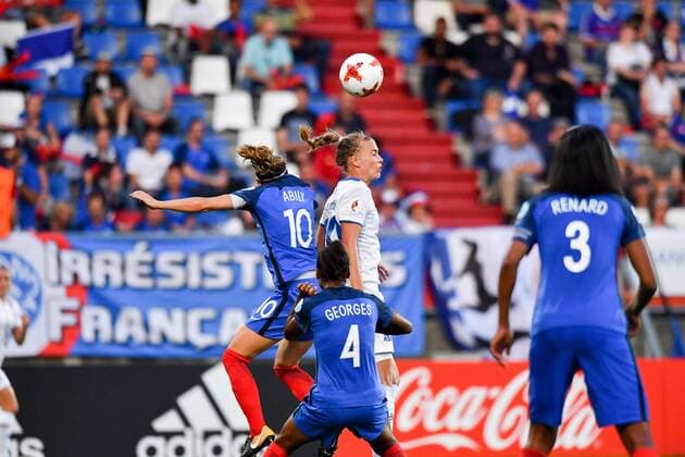 Camille Abily (Frankreich, France) (10) Dagny Brynjarsdottir (Island , Iceland) (10), Fussball, UEFA Women s EURO 2017, Frankreich - Island, xmkx
