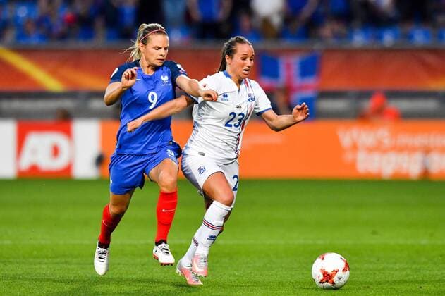 Zweikampf Eugenie Le Sommer (Frankreich, France) (9) Fanndis Fridriksdottir (Island , Iceland) (23), Fussball, UEFA Women s EURO 2017, Frankreich - Island, xmkx