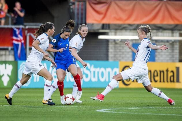 TILBURG - 18-07-2017. EK vrouwenvoetbal, Woman s Euro 2017, groepswedstrijd Frankrijk - IJsland. Duel met l-r Clarisse Le Bihan en Sara Bjork Gunnarsdottir. Frankrijk - IJsland  Copyright: xToinxDamenx 1649954